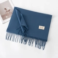 Sciarpa blu effetto cashmere con frange ed etichetta fatta a mano su bianco - Senza Etichetta / Blu Denim