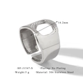Dettaglio anello largo in acciaio inox con intaglio, dimensioni e peso 5g mostrati - Stile Svuotato con Strass Argentato (HF-J1547-S)