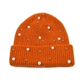 Dettaglio del berretto in maglia arancione con perle bianche e perline metalliche - Taglia unica / Arancione
