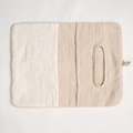 Dettaglio dell'organizer per neonati in mussola di cotone con scomparti e porta fazzoletti - Beige + Tinta Unita
