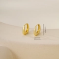 Dettaglio orecchino a cerchio dorato a U con finitura opaca e dimensione 1,3 cm - Un Paio / Stile Tondo Largo-Oro (E071297k4)