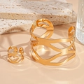 Detail van vergulde onregelmatige golvende open manchetarmband en bijpassende ring - Gouden Holle Armband Ring Set / Goud