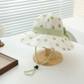 Dettaglio del cappello da sole bianco a pois con fiocco verde e cordoncino regolabile - 52cm (2-5 Anni) / Verde