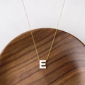 Collier doré élégant avec un pendentif minimaliste en nacre en forme de lettre E - Lettre E