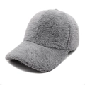 Detalle de la textura de piel sintética gris en una gorra de béisbol clásica de invierno - M (56-58cm) / Gris