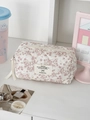 Dettaglio del beauty case trapuntato a fiori con manico a nastro e cerniera sicura - Rosa Velluto a Coste Peonia [Borsa Ottagonale]