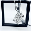 Retro cassette hanger ketting in zilver metaal, getoond in een zwart zwevend frame - Zilver (XL0392 Cassette Met Stalen Ketting)