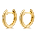 Detail von minimalistischen vergoldeten geometrischen Creolen mit kleinem Zirkonia-Stein - Minimalistischer Einzelstein / Gold