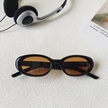 Occhiali da sole ovali vintage con montatura nera e lenti arancioni in stile Y2K - Montatura Nera Lenti Tè