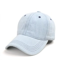 Classico cappellino da baseball in denim blu lavato con tesa curva e vista laterale 45° - Regolabile / Azzurro