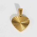 Vue détaillée du pendentif cœur doré avec texture radiale gravée et anneau de bélière - U09-Cœur Plissé / Or