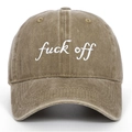 Gros plan de la broderie blanche sur une casquette de baseball en coton marron délavé - Kaki