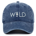 Dettaglio del ricamo bianco WILD con icona di pino su un cappello slavato blu scuro da baseball - Taglia unica / Blu navy