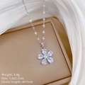 Collana con pendente a fiore d'argento con cristalli chiari e catena in acciaio titanio - Argento (H227)
