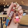 Porte-clés Capybara marron avec sangle assortie et figurine tenant un thé au lait - Thé au Lait
