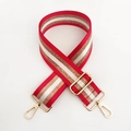 Detailaufnahme von rot-weiß gewebtem Taschengurt mit Goldfaden und Metallhaken - Goldschnalle / Rot