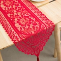 Französischer Retro Tischläufer aus roter Spitze mit floralem Muster und Quasten auf Holz - 33*91 / Blumenrot