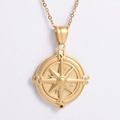 Vue détaillée du pendentif boussole rétro en acier inoxydable doré avec gravures NSEW - Pendentif Boussole Doré (Avec Chaîne 45cm)