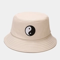 Détail de la broderie Yin Yang sur le bob beige en coton avec surpiqûres renforcées - M(56-58cm) / Beige