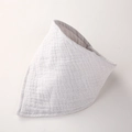 Détail du tissu en gaze de coton mousseline douce et bouton pression du bavoir - Gris clair