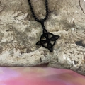 Collana con pendente a nodo celtico in metallo nero su una roccia naturale grezza - Collana / Nero