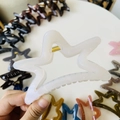Dettaglio di fermagli per capelli a forma di stella con molla dorata e finitura opaca - 11cm / Bianco Gelatina
