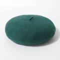 Zijaanzicht van een klassieke smaragdgroene wollen baret met textuur en topdetails. - Eén maat / Donkergroen