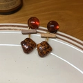 Détail de boucles d'oreilles rétro avec motif léopard et bois sur une assiette beige - Pendentif Géométrique Léopard (Tige Argent - Marron)