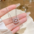 Collana d'argento con ciondolo a doppio anello e zirconi incastonati per un look delicato - Stile Anello a Incastro (X350) / Argento