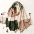 Lungo scialle sfumato verde e beige con dettagli di nappe fatte a mano su fondo bianco - Verde