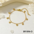 Dettaglio di bracciale a catena dorata con ciondoli a raggiera e chiusura a moschettone regolabile - Stile Ciondolo con Motivo Sole Rotondo (BR1896-O)