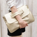 Detalle de bolso de mano grande de PU oro champán con textura plisada y asa de mano - Dorado