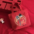 Bolso de lona roja para boda con ilustración tradicional de novios chinos y nubes doradas - Envejecer Juntos