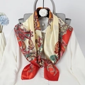 Eleganter 90 cm Paisley-Satinschal in Rot und Creme, gestylt an einem weißen Hemdkragen - Orange