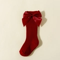 Détail de chaussettes hautes bordeaux pour bébé avec nœud en satin et maille fine - Xs 0-1 Ans / Rouge