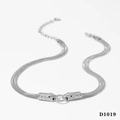 Flache silberne Schlangenkette mit detaillierten Schlangenköpfen und grünen Edelsteinaugen - Silberner Stil (D1019)