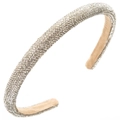 Makro-Detail eines luxuriösen Haarreifs mit glänzenden Silber-Strasssteinen auf beige Band - Weiß