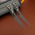 Boucles d'oreilles triangle argentées avec glands et strass foncés au design élégant - Noir