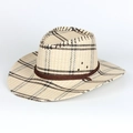 Detail eines gewebten Stroh-Cowboyhuts mit Karomuster und brauner Kordelverzierung - Verstellbar / Beige Kariert