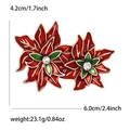 Broche fleur de Noël en émail rouge et vert avec strass sur fond blanc épuré - Rouge