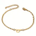Detail eines 18K vergoldeten Armbands mit kleinem Buchstaben-P-Anhänger und Karabinerverschluss - Buchstabe P