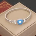 Silberner Evil-Eye-Armreif mit blauer Emaille und funkelnden Kristallen auf Schmuckbox - Offener Böser Blick Stil (2#)