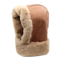 Dettaglio cappello invernale in pelle scamosciata marrone con fodera in peluche e paraorecchi - M(56-58cm) / Cachi