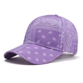 Detalle de gorra paisley morada con patrones blancos y costuras en la visera - Talla Única (55-58cm ajustable) / Morado