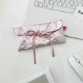 Trousse en satin rose poudré matelassé avec nœud décoratif et texture brillante - Style de cravate à rabat matelassé à nœud / Rose