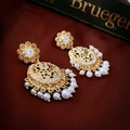 Primer plano de aretes dorados vintage con pedrería y flecos de perlas de imitación - Pendientes Colgantes Geométricos de Perlas y Diamantes Dorados (Aguja de Plata 925)