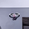 Primo piano di anello d'argento regolabile con gemma a stella rosa e zirconi - Stile 6 Anello Aperto Pentagramma