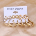 Set de 6 paires de boucles d'oreilles dorées géométriques avec perles sur carte - Ensemble Perle Triangle (Z34)