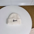 Detalle de gorro de punto acanalado blanco con bordado cursivo Pensacola en negro - Talla Única (3-8 Años) / Blanco