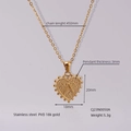 Dettaglio macro del ciondolo a cuore placcato oro 18k PVD con finitura testurizzata e lettera A - A (Con Catena)